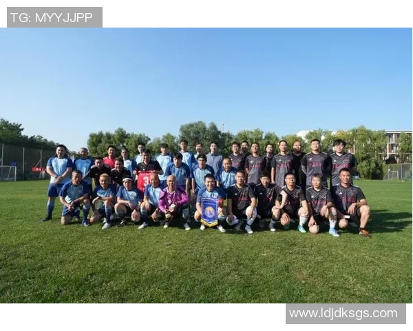 带铃铛的足球明星在绿茵场上闪耀光芒与激情的完美结合