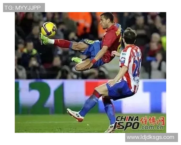 足球明星在右边路的精彩射门瞬间引爆全场激情与欢呼