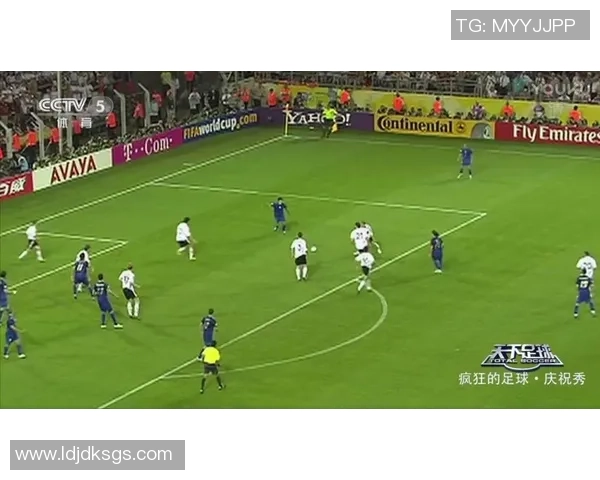 足球明星竖版门帘展现运动魅力与时尚风格的完美结合